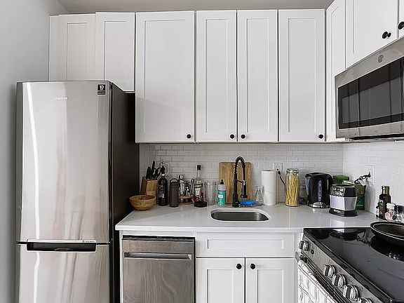 4th image of 240 E 75th St #16