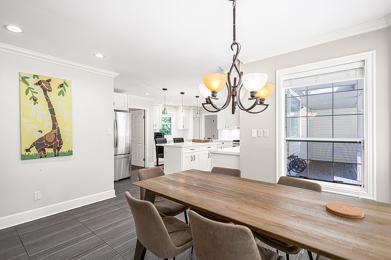 Surrey House for rent - 8 Bedrooms — photo 5