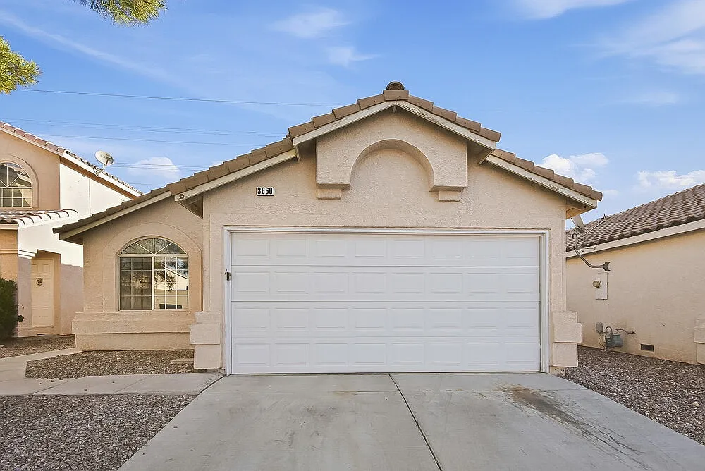 3 bed, 2.0 bath, 1306 sqft, $2,025 — Photo 1