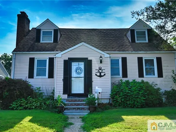 62 Laurence Pkwy, Laurence Harbor, NJ 08879