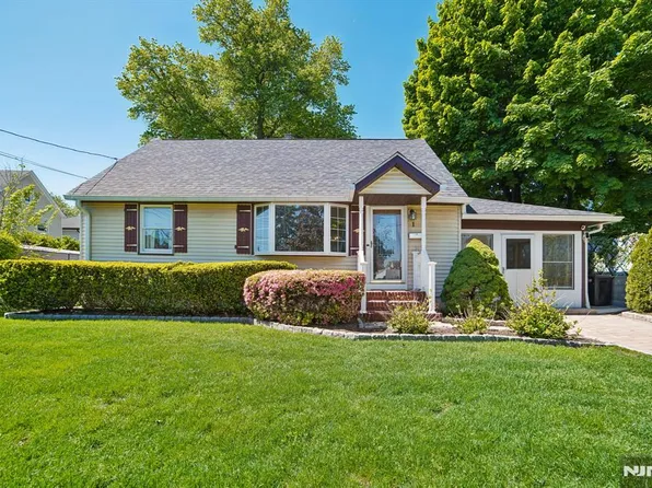 1 Hillside Ter, Wallington, NJ 07057