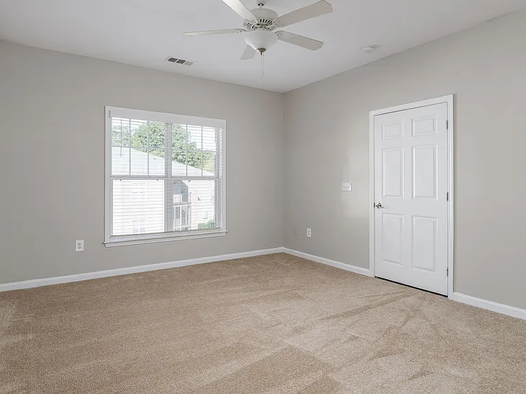 Marshall Square Apartments — Photo 33