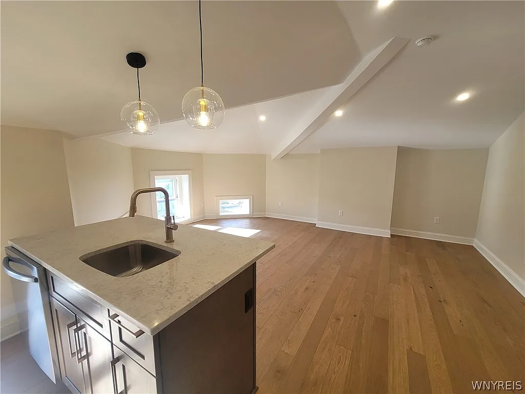 2 bed, 1.0 bath, 900 sqft, $2,200 — Photo 4