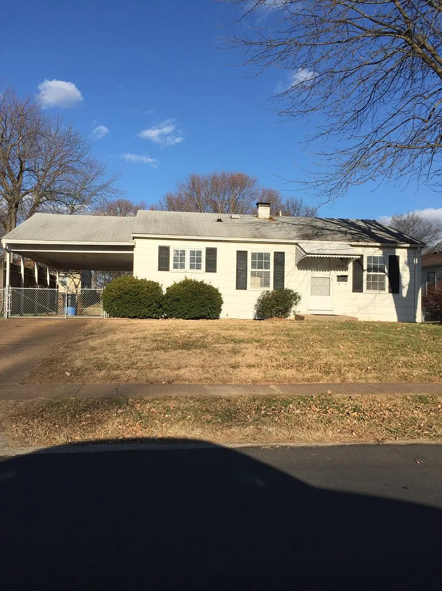 2415 Hawthorne Manor Dr photo 1