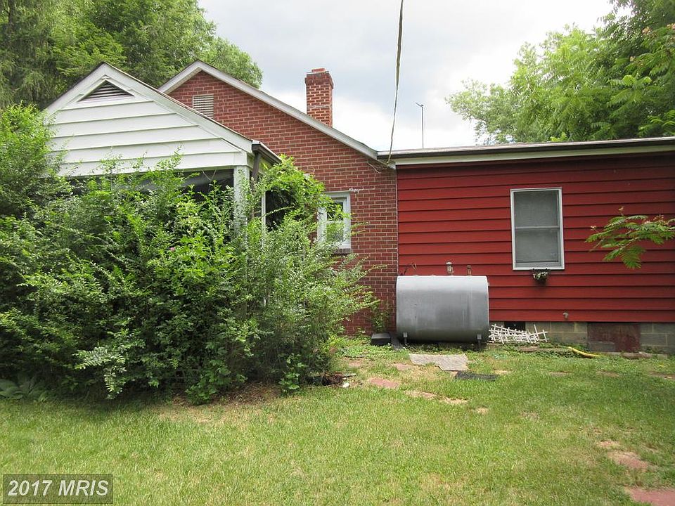 2nd image of 10 Indian Head Ave