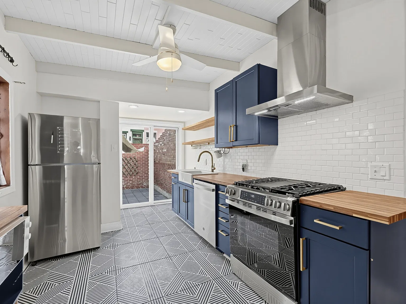 3 bed, 1154 sqft, $2,450 — Photo 2