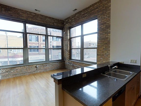 3rd image of 2930 N Milwaukee Ave