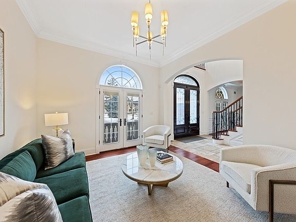 Living Room/Front Entrance