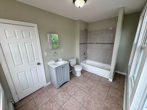 4th image of 27-29 N Munn Ave #G2