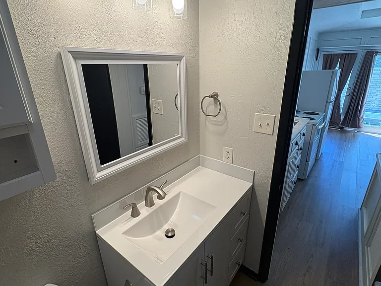 900 N Austin St — Photo 10