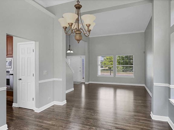 3rd image of 2611 Fieldcrest Dr