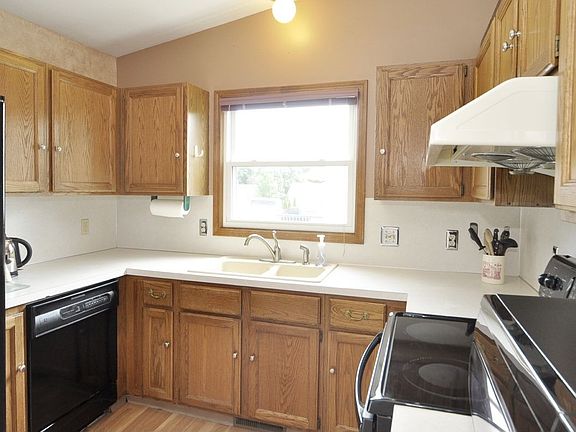 3rd image of 3348 Cheney Ave NE