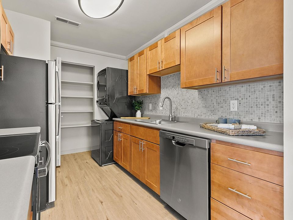Contemporary Kitchen Style with Stainless Steel Appliances