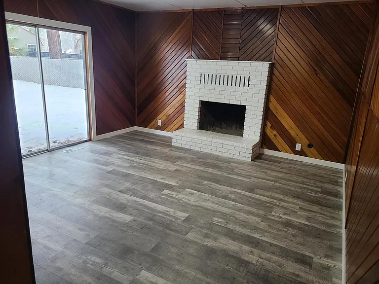 303 E Christina St — Photo 8