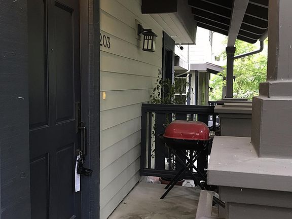 3rd image of 6300 Honolulu Ave Unit 203