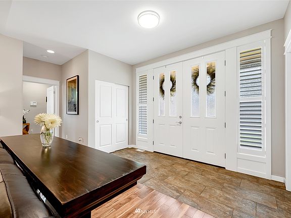 Closets on each side of entrance>