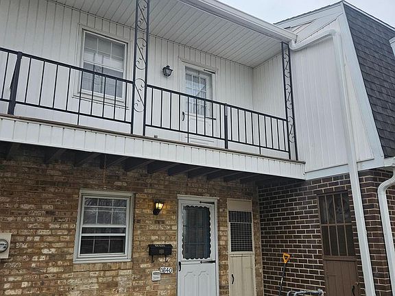 2nd image of 1640 Devers Rd #D