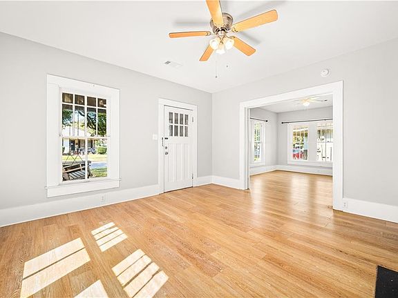 5th image of 2127 Hill St