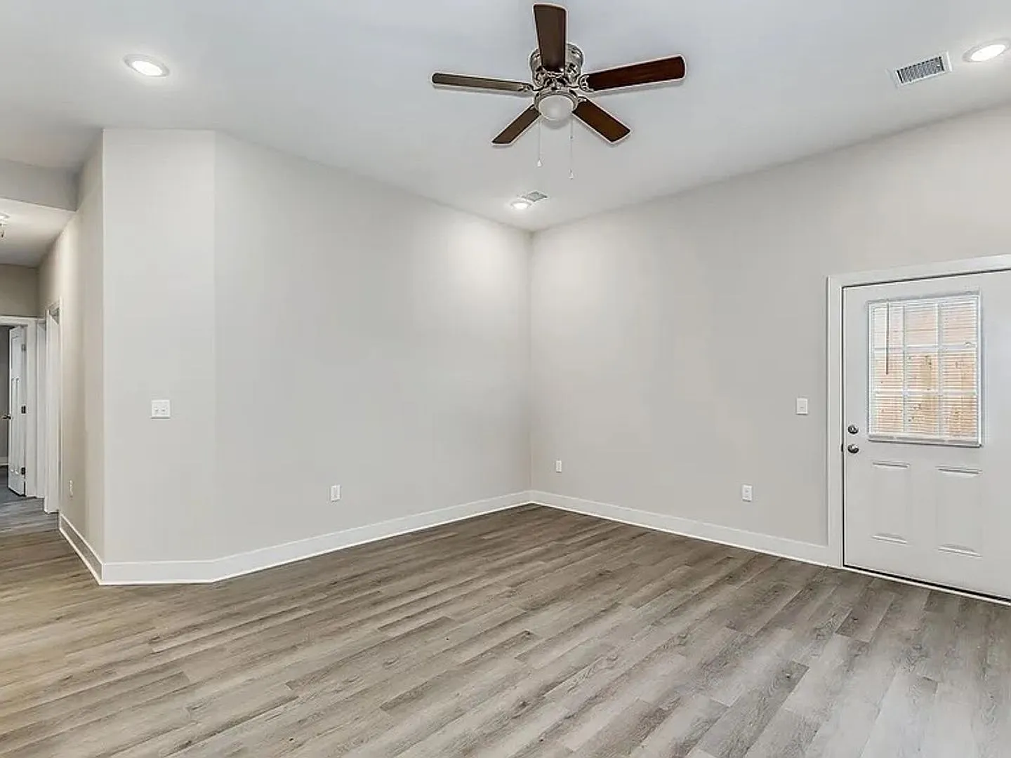 Beautiful 3 Bedroom 2 Bathroom Townhome — Photo 4