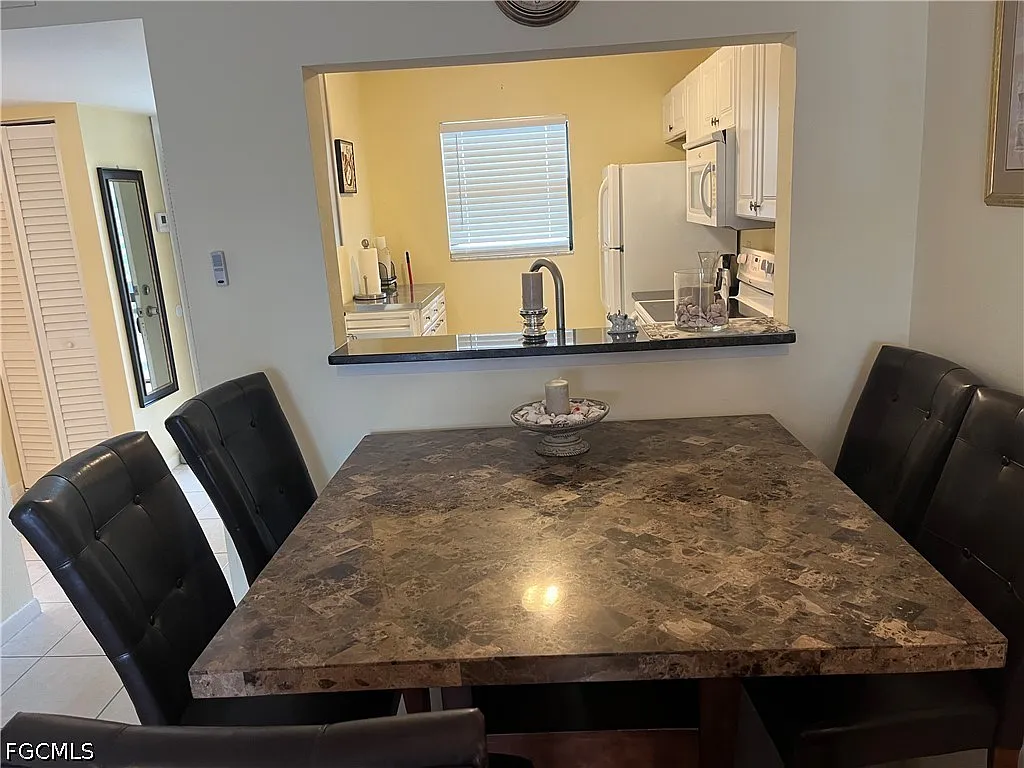 2 bed, 2.0 bath, 808 sqft, $1,450 — Photo 3