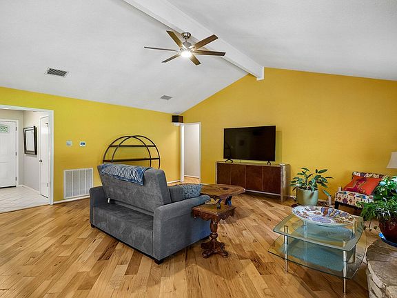 5th image of 433 Oak Wood Rd