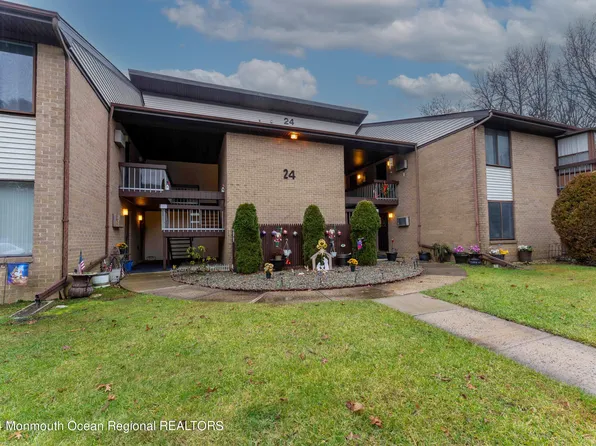24 Meadow Green Circle #C, Manalapan, NJ 07726