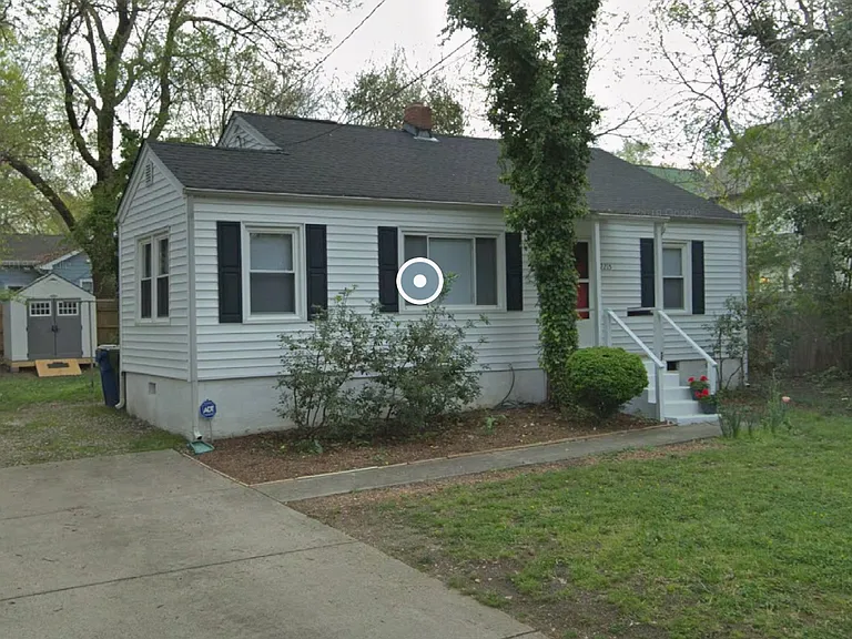 2215 Roberts St — Photo 1