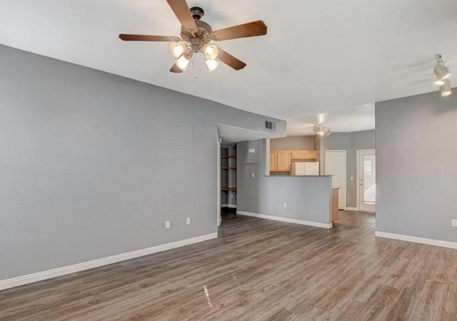 Move-In Ready 3-Bedroom Condo in Chateau Nouveau — Photo 3