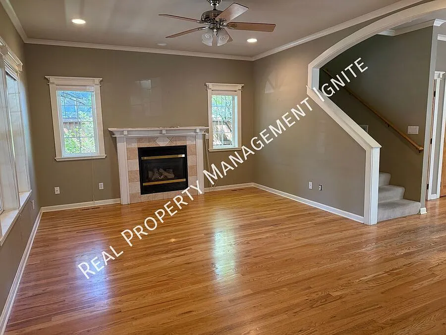 Beautiful Single Family Home in Premier Location — Photo 4