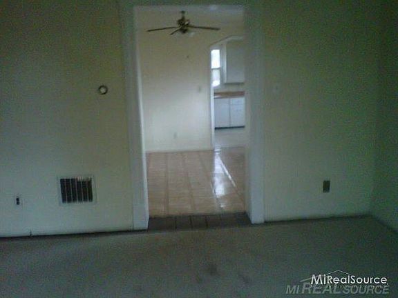 3rd image of 912 1/2 Stanton St