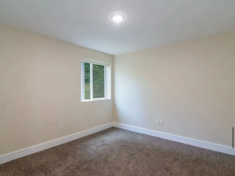 505 W 6th St — Photo 5