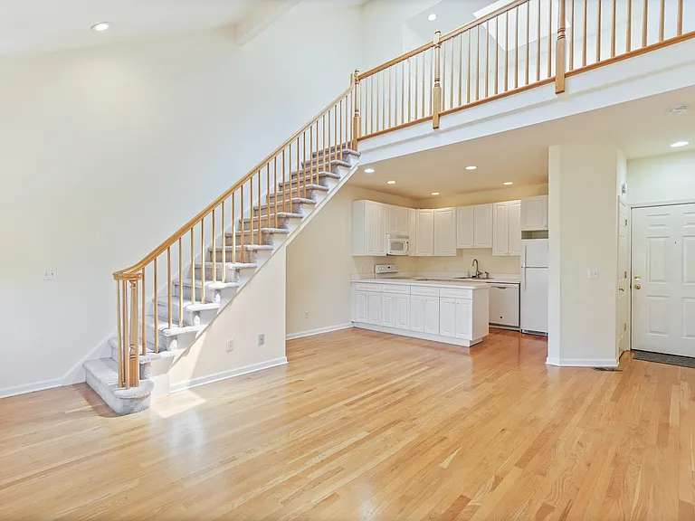 2435 Bedford St #21 — Photo 2