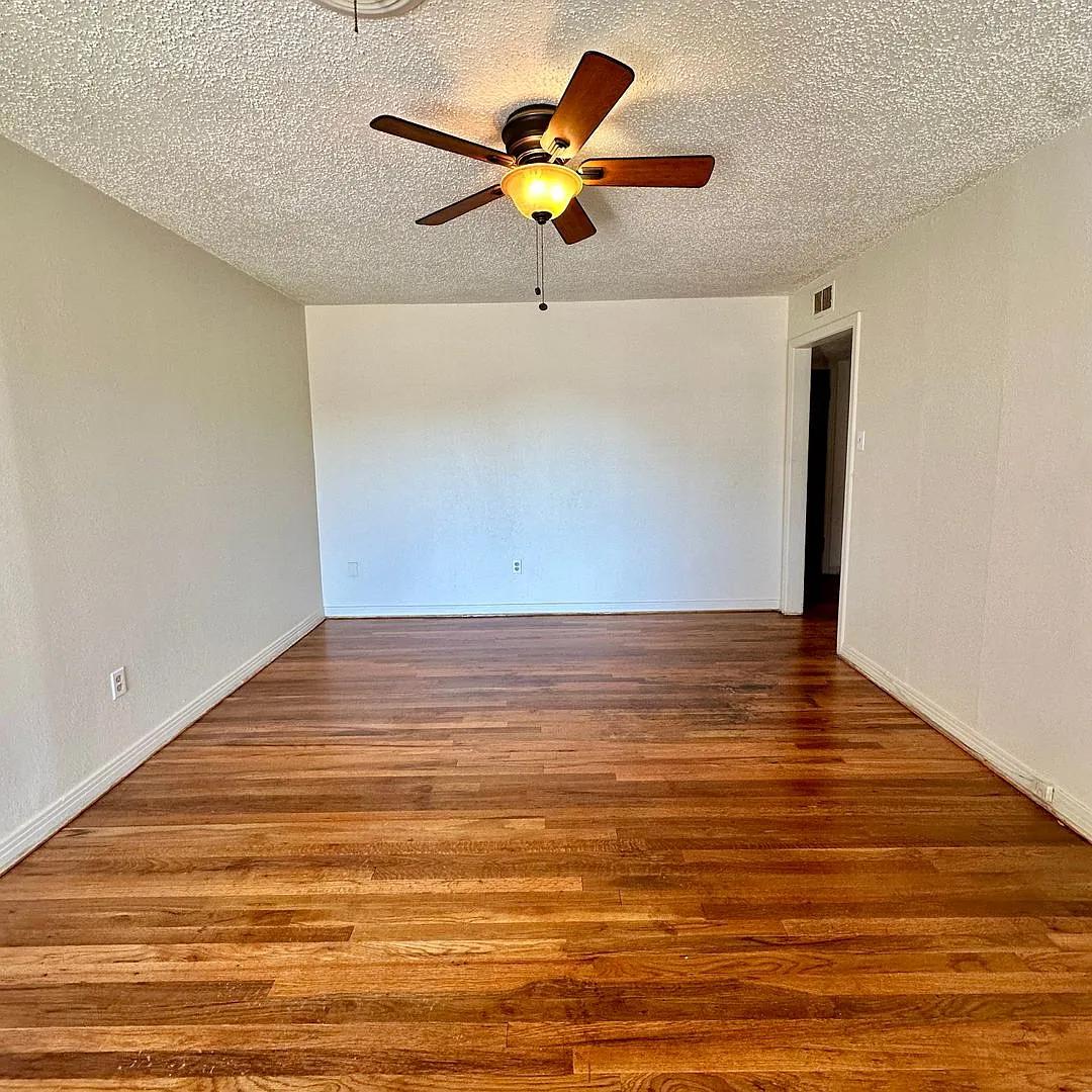 Cute 2 Bedroom 1 Bath Home! — Photo 3
