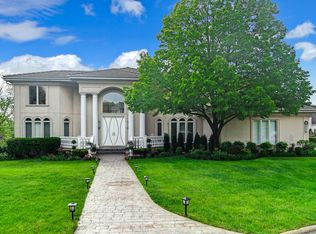 2 Cascade Ct E, Burr Ridge, IL 60527