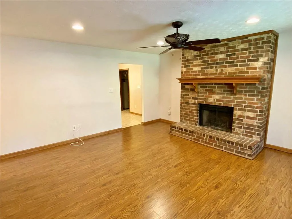 3 bed, 2.0 bath, 1261 sqft, $2,250 — Photo 4