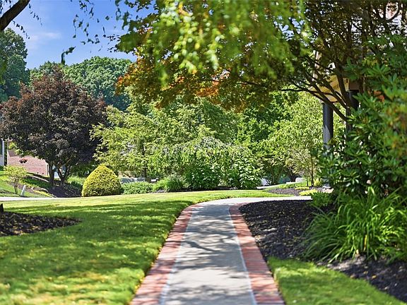 3rd image of 122 Radcliff Dr