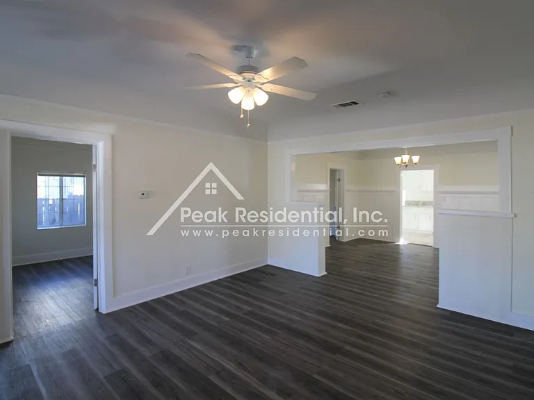 1042 Las Palmas Ave — Photo 2