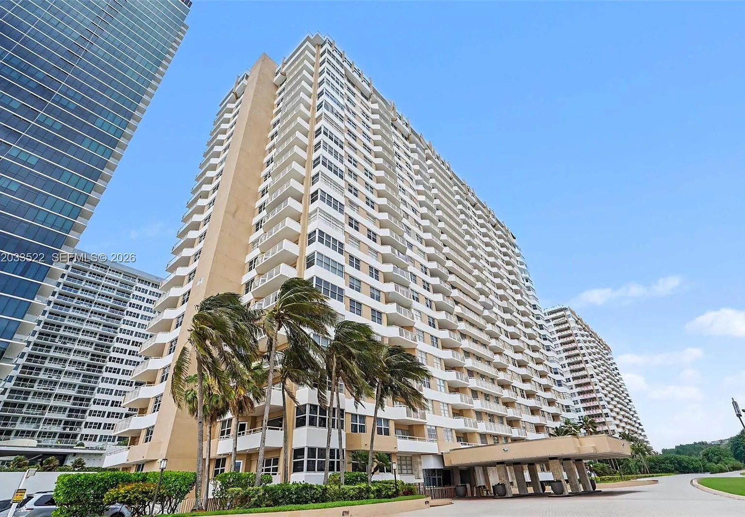 Hemispheres Condo — Photo 1