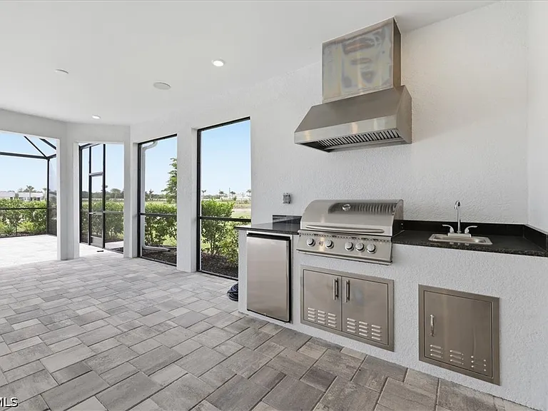 26801 Victoria Pl — Photo 24