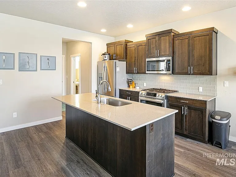 2087 S Hills Ave — Photo 9
