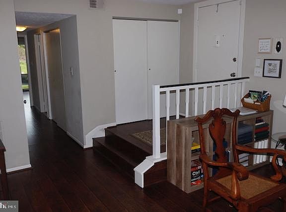 5th image of 1054 Warwick Ct #A