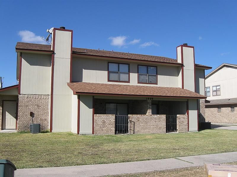 1st image of 1809 Cedarhill Dr APT D