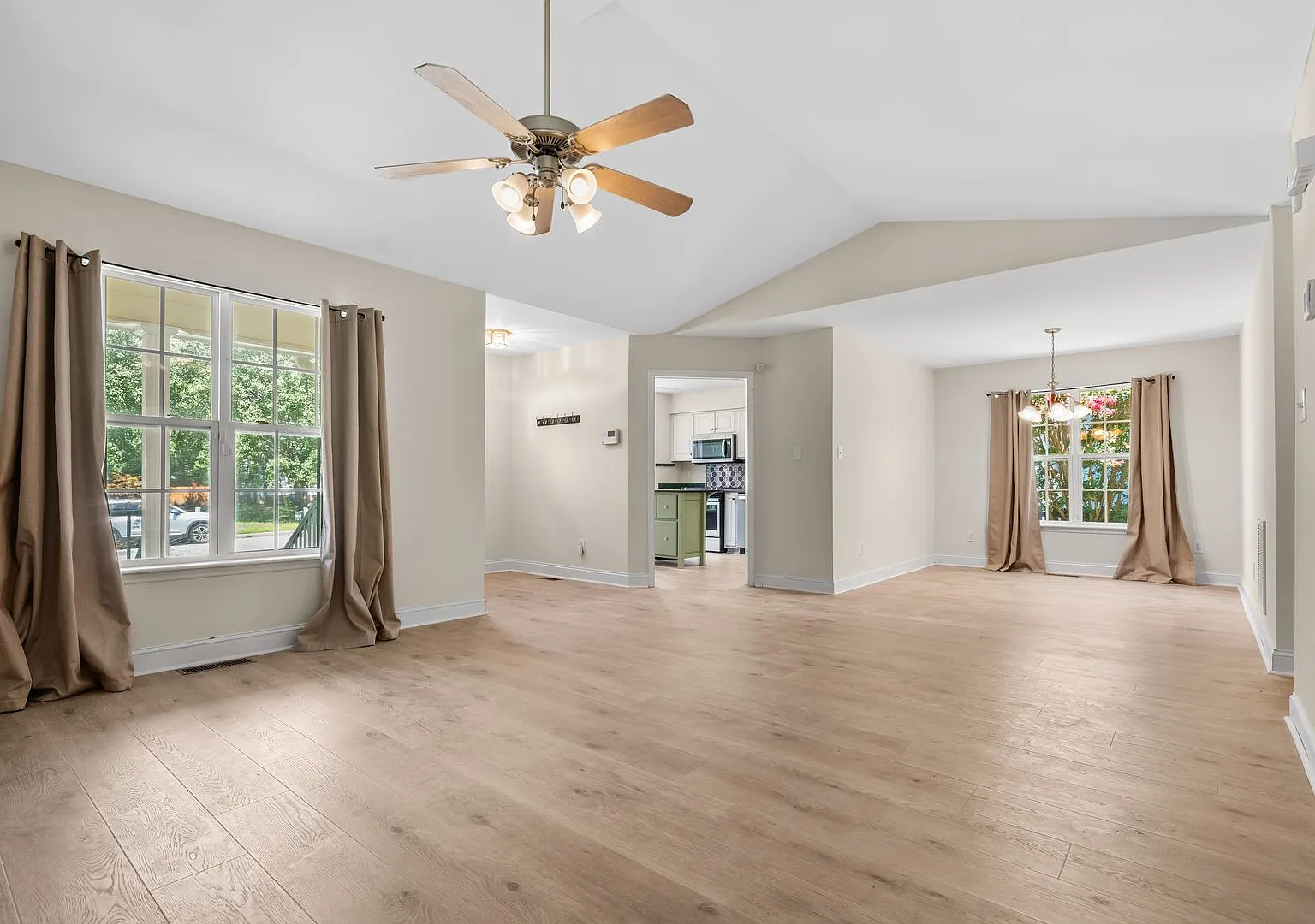 Newly renovated 3 bedroom with fenced yard and screened porch! — Photo 3