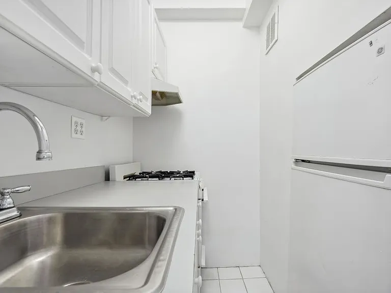 253 W 72nd St #1201 — Photo 10