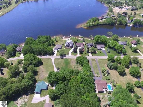 1091 El Camino Grande Dr, Weidman, MI 48893
