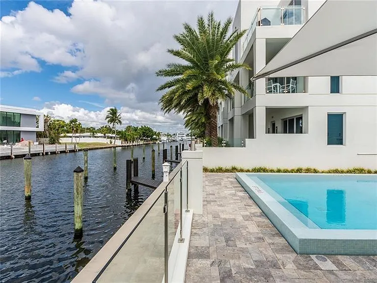 240 Shore Ct — Photo 38