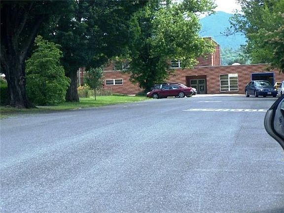3rd image of 2477 Forest Ave