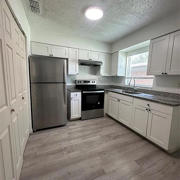 704 Sunset Ave #B — Photo 2