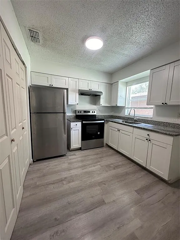 Building Photo - 704 Sunset Ave #B