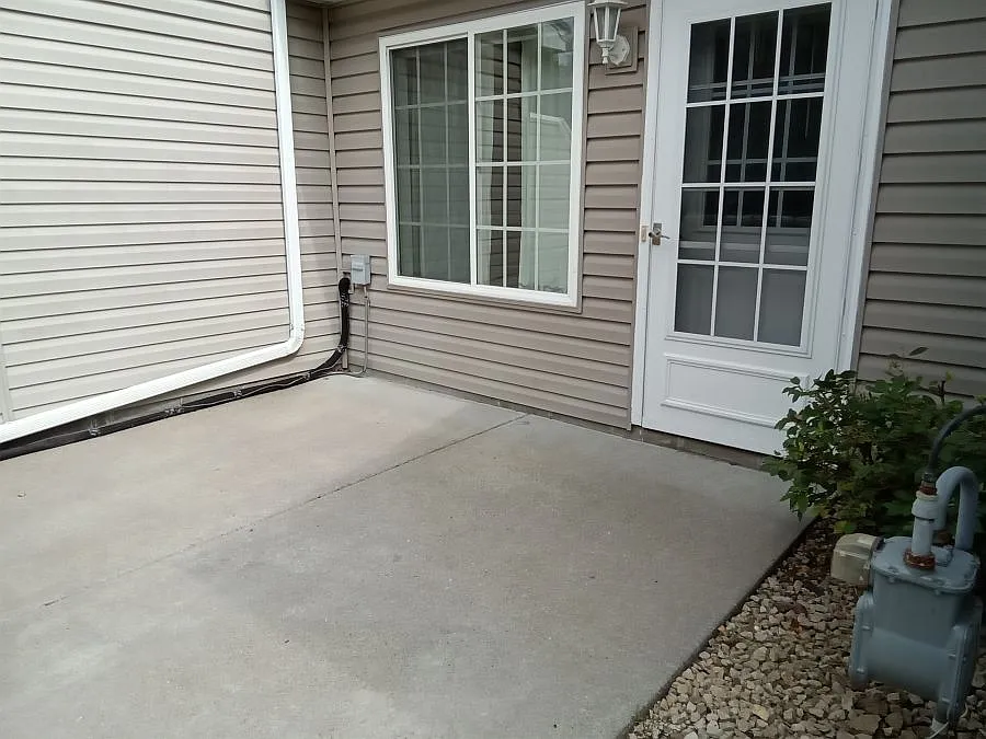 Beautifully Maintained 3 BR, 3 Bath Town Home, Great Location — Photo 2